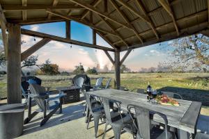 een tafel en stoelen onder een paviljoen met een grill bij The Meadow-Hill Country Sunset Views! in Tivydale