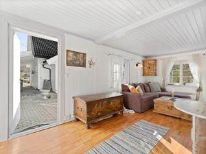 ein Wohnzimmer mit einem Sofa und einem Tisch in der Unterkunft skogro in Fredrikstad