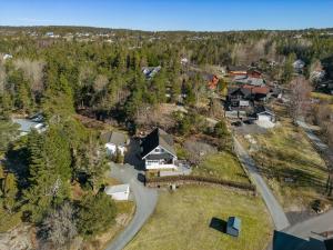 una vista aérea de una casa con entrada en skogro en Fredrikstad