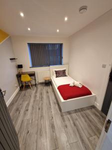1 dormitorio con 1 cama y escritorio con silla amarilla en Sounds of Stars en Mansfield