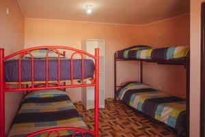 Habitación con 2 literas en una habitación en Hostal el hermanito, en San Pedro de Atacama