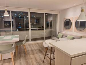 マニサレスにあるApartamento Manizales IIのリビングルーム(ソファ、テーブル付)