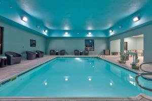 una piscina en una habitación de hotel con techos azules en Hampton Inn Norfolk, en Norfolk