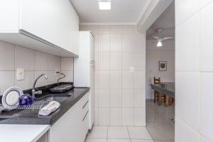 cocina con fregadero y encimera en Ensolarado e iluminado!, en Porto Alegre