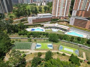 - une vue aérienne sur un parc avec 2 courts de tennis dans l'établissement Apartamento el mirador, à Bello