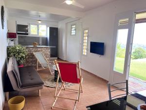 TV a/nebo společenská místnost v ubytování appartement entier en Martinique Le Khan