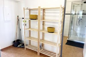 scaffali in legno in bagno con doccia di appartement entier en Martinique Le Khan a Le Robert