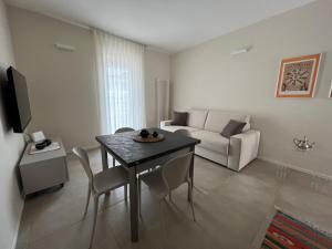 MyVilla - Ivrea Corso M. d'Azeglio, 59 في إيفريا: غرفة معيشة مع طاولة وأريكة