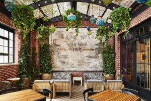 Khu vực ghế ngồi tại The Ludlow Hotel