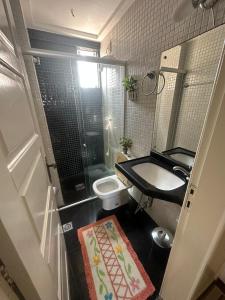 a bathroom with a shower and a toilet and a sink at Apartamento Completo Próx Hangar in Belém