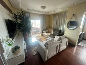 uma sala de estar com um sofá branco e um espelho em Apartamento Completo Próx Hangar em Belém