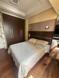 um quarto com uma cama grande e uma cabeceira em madeira em Apartamento Completo Próx Hangar em Belém