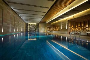 una gran piscina en un edificio en Conrad Beijing by Hilton, en Beijing