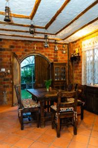 uma sala de jantar com uma mesa de madeira e cadeiras em Casa Ensueño em Catamayo