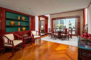 Khu vực ghế ngồi tại Conrad Hong Kong