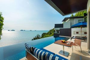 uma vista para o oceano a partir de uma villa em Conrad Koh Samui em Taling Ngam Beach