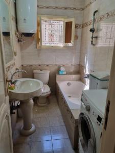 Ένα μπάνιο στο Cairo city apartment in Nasr city