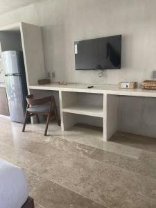 Μια τηλεόραση ή/και κέντρο ψυχαγωγίας στο Tulum Sweet Condo with private pool