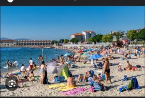 um grupo de pessoas na praia em uma praia em Casa Preguntoiro em Vilagarcía de Arousa