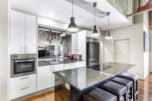 Кухня або міні-кухня у Platinum Precinct - The Apartment