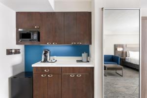 a kitchen with a sink and a microwave at Holiday Inn Express Atlanta West - Theme Park Area, an IHG Hotel in Lithia Springs