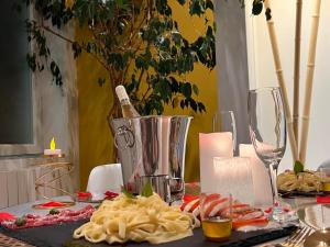 Sequedin的住宿－Loft Spa La Maison du Bambou，桌子上放有搅拌机的桌子和面食