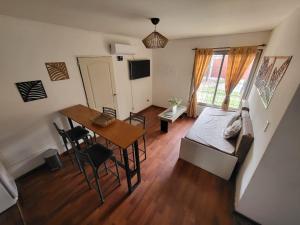 een kleine woonkamer met een tafel en een bank bij Dharma in Ciudad Lujan de Cuyo