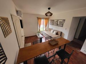 een woonkamer met een tafel en een bank bij Dharma in Ciudad Lujan de Cuyo