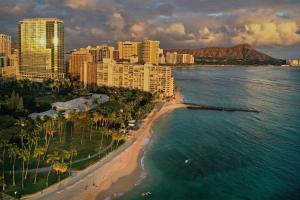 檀香山的住宿－Ka Laʻi Waikiki Beach, LXR Hotels & Resorts，享有海滩的空中景色,设有建筑和海洋