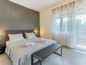 - une chambre avec un grand lit et une fenêtre dans l'établissement Apartments with a parking space Kastel Stari, Kastela - 22588, à Kaštela