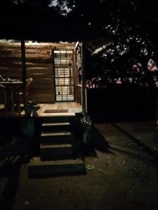 Cabaña con escaleras que conducen a una puerta por la noche en Soul connection. Chapter 2, en Batticaloa