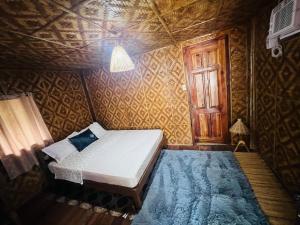 Postel nebo postele na pokoji v ubytování Ezekiel's Native Inn