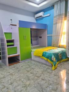 a bedroom with a bed with green and blue at Prime PH Home in Port Harcourt