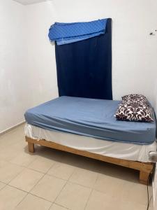 1 cama con cabecero azul en una habitación en Departamento playa del carmen, en Playa del Carmen