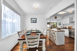 cocina y comedor con mesa y sillas en Long Island Beach House gateway to Mornington Peninsula #free parking, en Frankston
