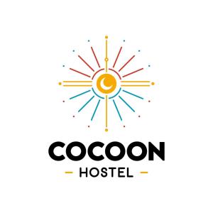 ein Logo für ein Hotel mit Sonne und Text-Kakao-Hostel in der Unterkunft Hostel Cocoon la 70 in Medellín