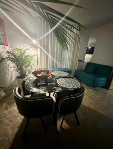 ein Wohnzimmer mit einem Tisch und einem Sofa in der Unterkunft Hostel Cocoon la 70 in Medellín