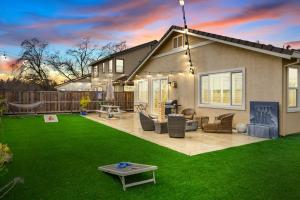 una casa con un patio con césped en Modern-fully Loaded-ev Charger-big Yard-10 Min Dt, en West Sacramento