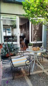 Casa Nevenka في ميندوزا: فناء مع طاولة وطاولة وكراسي