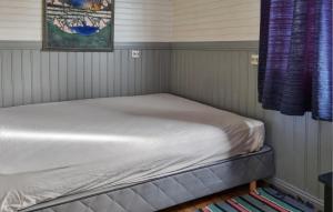 uma cama num pequeno quarto com uma média de atronatronstração em Awesome Apartment In ysleb With House Sea View em Marnardal