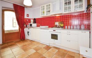 Η κουζίνα ή μικρή κουζίνα στο Cozy Apartment In Les Salles-Du-Gardon +29 φωτογραφίες