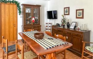 ein Esszimmer mit einem Holztisch und Stühlen in der Unterkunft 4 Bedroom Pet Friendly Home In Cugnoli in Cugnoli