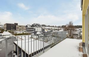 een balkon met sneeuw op de grond bij Gebirgsresort Winterberg in Winterberg