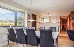 comedor y cocina con mesa y sillas en Stunning Home In Humble With 3 Bedrooms, Sauna And Wifi en Humble