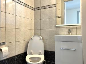 La salle de bains est pourvue de toilettes et d'un lavabo. dans l'établissement Two-bedroom Apartment Located On The Third Floor Of A Four-story Building In Fredericia, à Fredericia