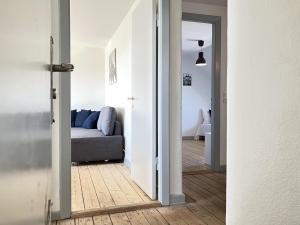 En eller flere senge i et værelse på Two-bedroom Apartment Located On The Third Floor Of A Four-story Building In Fredericia