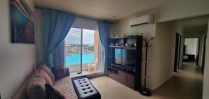 TV a/nebo společenská místnost v ubytování Come to Paradise an be our Guest in Dream Cancun!!