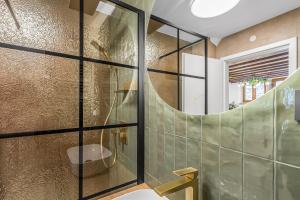 Ένα μπάνιο στο La Bestia Deluxe Studio Apartment