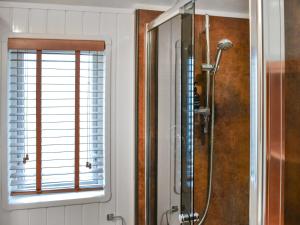 PlumblandにあるWoodland Lodgeのバスルーム(シャワー、窓付)が備わります。