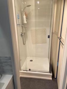y baño con ducha y puerta de cristal. en Homestay free breakfast Close Motorway, en Auckland